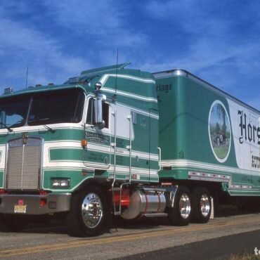 Kenworth K100 Aerodyne (1976) Horseless Carriage